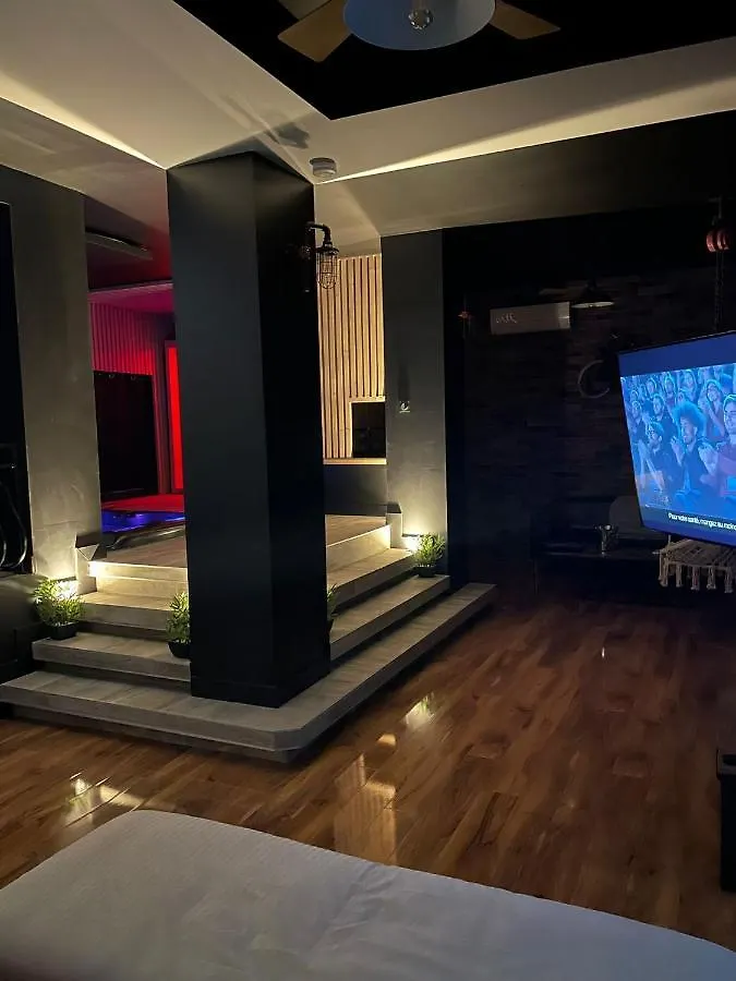 Love hotel La Suite Grenoble Spa Jacuzzi Et Sauna Privatif